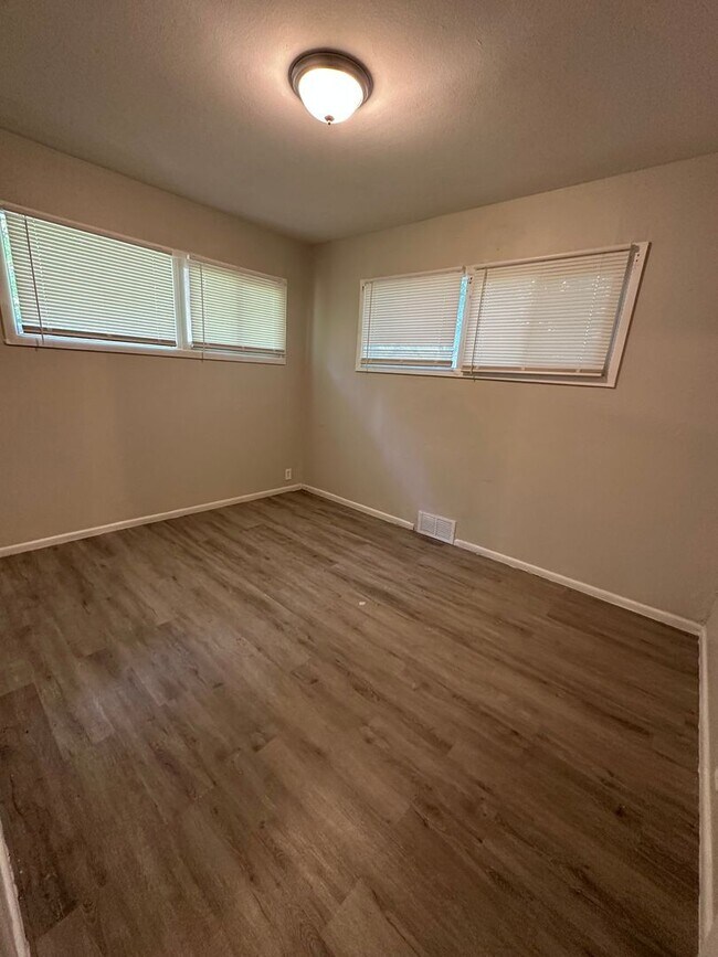 Foto del edificio - 4 Bed 1 Bath