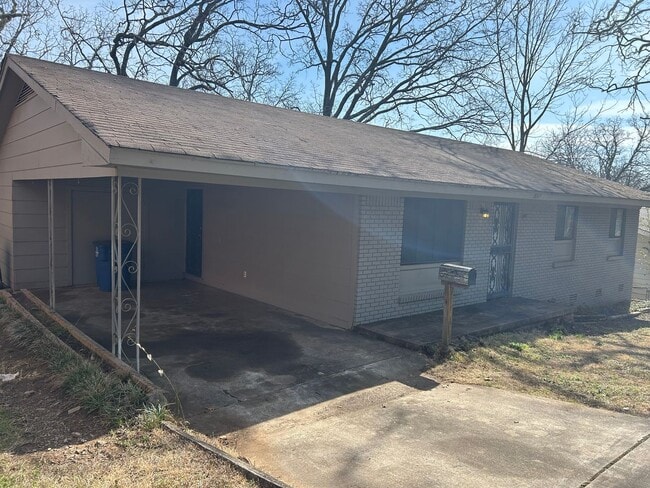 Building Photo - 3 Bedroom 1 1/2 Bath