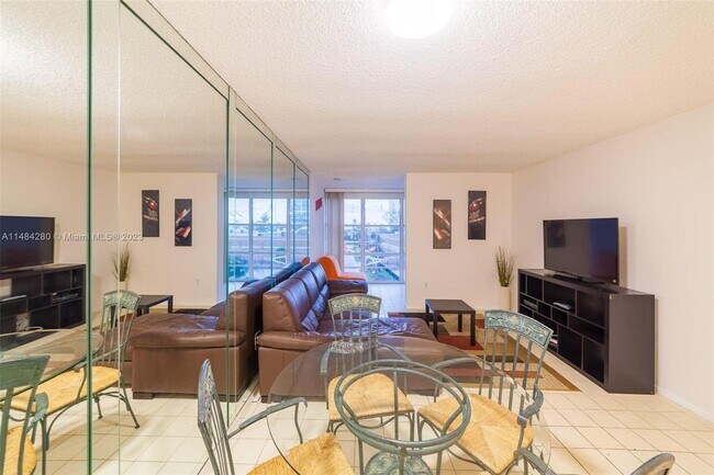 Foto del edificio - 17560 Atlantic Blvd