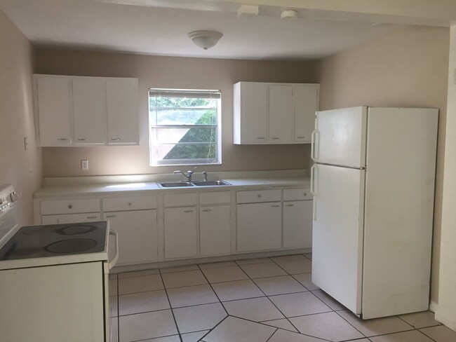 Foto del edificio - 3 Bed 1 Bath Home With Washer Dryer Hook U...