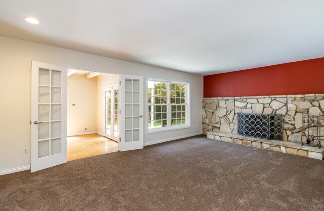 Building Photo - 944 Princeton Dr