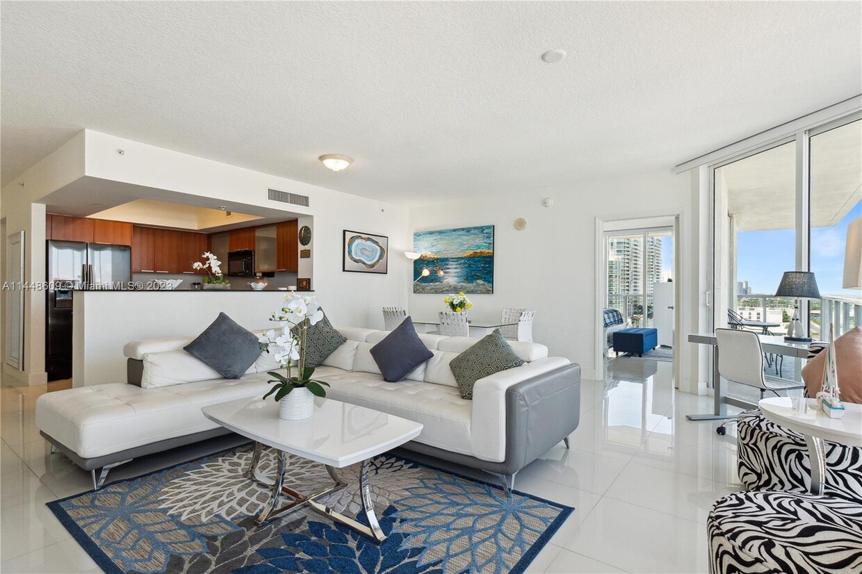 Foto principal - 16699 Collins Ave