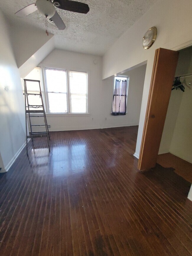 Building Photo - 8846 S Houston Ave