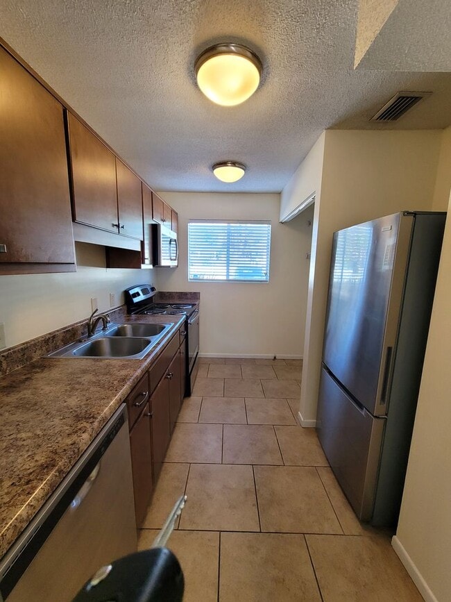 Building Photo - Cute 2 bedroom 1.5 bath 2-Story Townhome i...