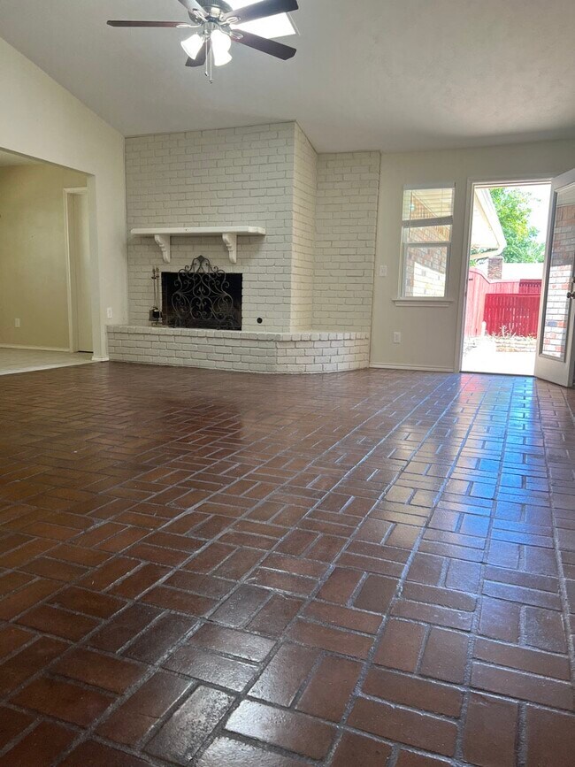 Foto del edificio - 2401 Westridge Dr