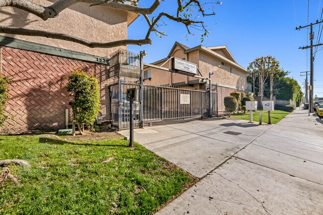Building Photo - 13724 Cordary Ave