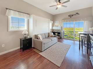 Foto del edificio - Make this charming studio with marsh views...