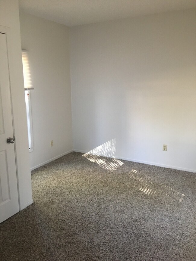 Building Photo - 2 bedroom 1 bath with new paint and flooring