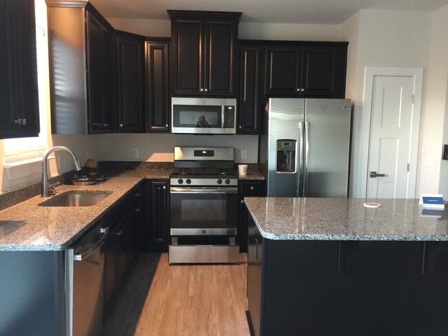 Building Photo - Beautiful 3 Bedroom, 2.5 Bath Townhome! Fr...
