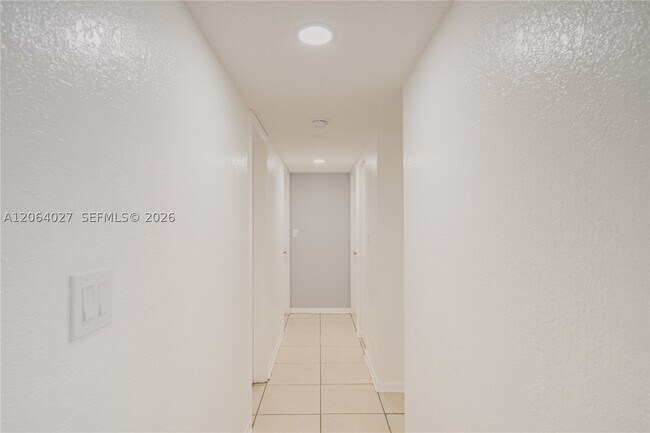 Building Photo - 2830 Riverside Dr