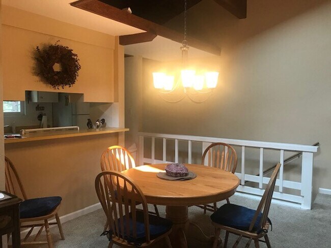 Building Photo - Upgraded Mountain Condo