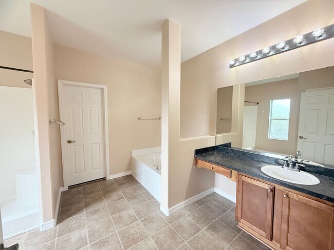 Foto del edificio - 4 Bed/2 Bath Home + Bonus Room