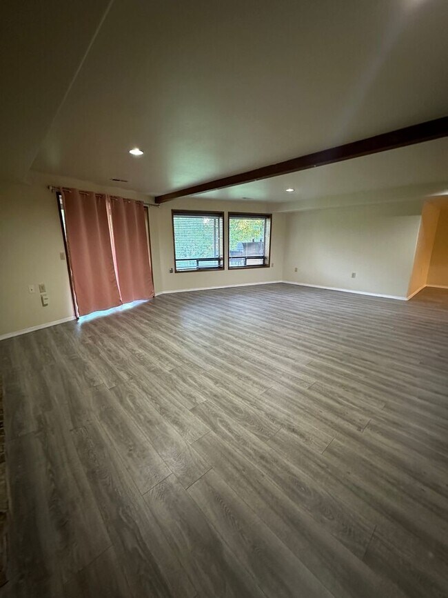 Foto del edificio - Issaquah Schools, bottom floor home unit w...