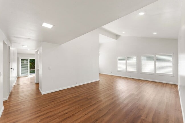 Building Photo - 868 Duvall Ave