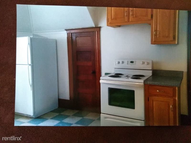 Building Photo - 261 Maple St