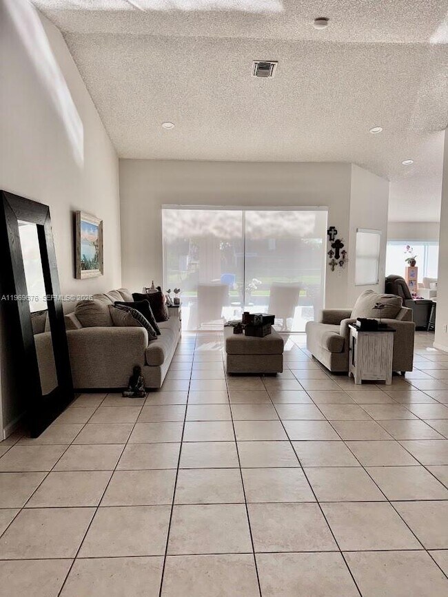 Foto del edificio - 1080 NW 100th Way