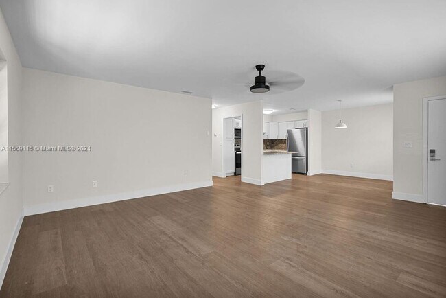 Building Photo - 114 S Lakeside Dr