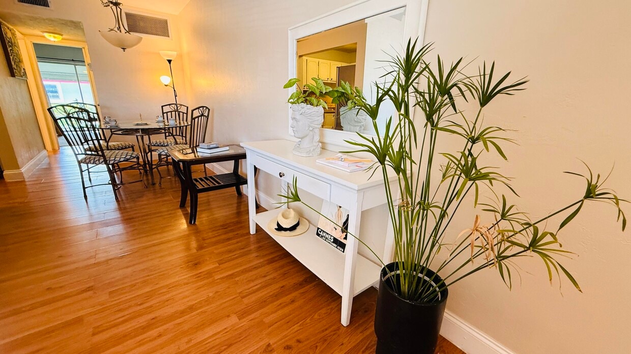 Foto principal - 2102 Lake Osborne Dr