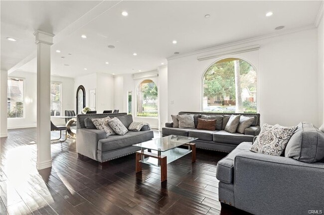 Foto del edificio - 2132 E Chevy Chase Dr