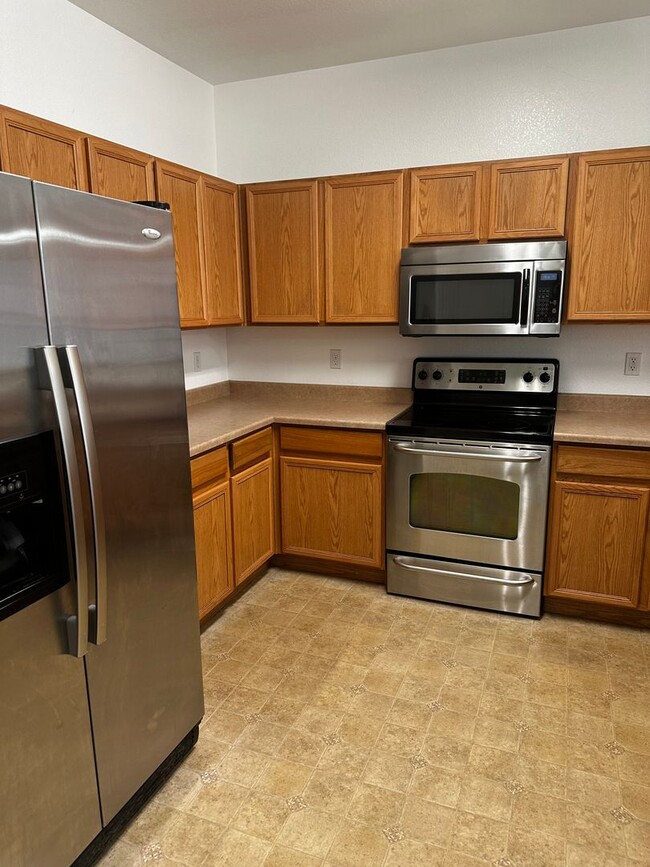 Building Photo - 3 bed 3 bath Town Home near Fountain Mesa