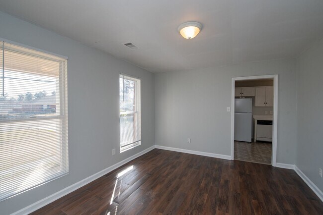 Foto del edificio - Charming Pepperidge Home with Fireplace & Large Backyard