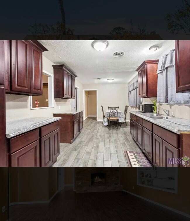 Kitchen with granite top - 12440 Parkwood Dr