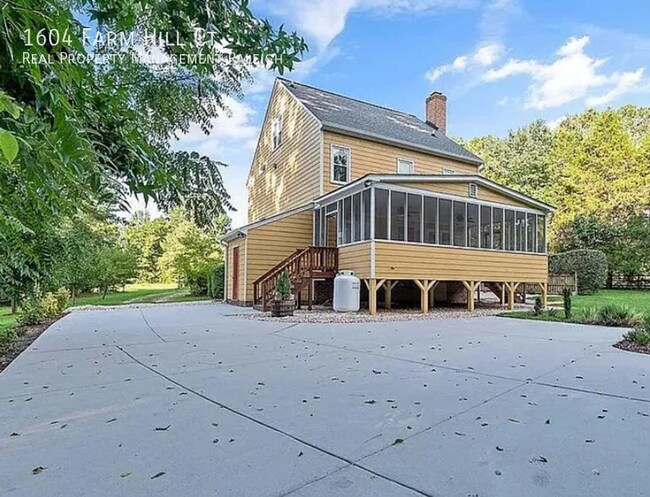 Foto del edificio - 1604 Farm Hill Ct