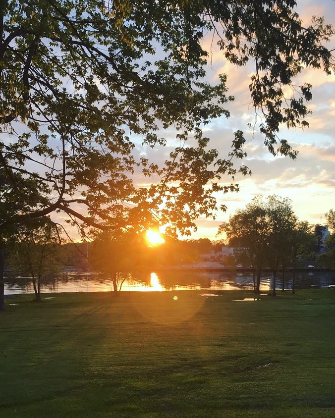 Hermosa puesta de sol sobre el río Coosa - Summer Waters Apartments