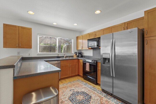 Foto del edificio - Hillside 3 BR House | W/D • 2 Car Garage • A/C
