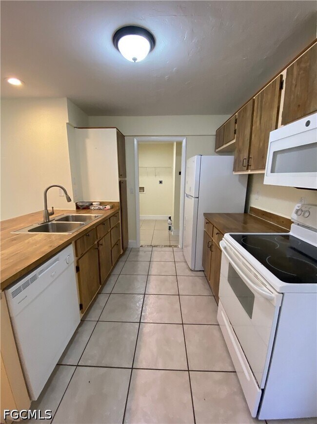 Foto del edificio - 1247 SW Santa Barbara Pl