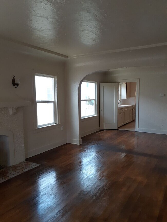 Building Photo - Great 3 Bedroom Home Located in Normal Hei...