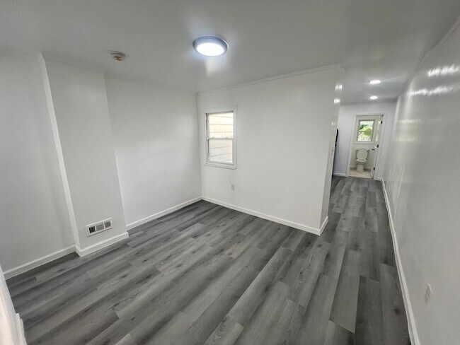 Building Photo - 22 1/2 Seward Ave