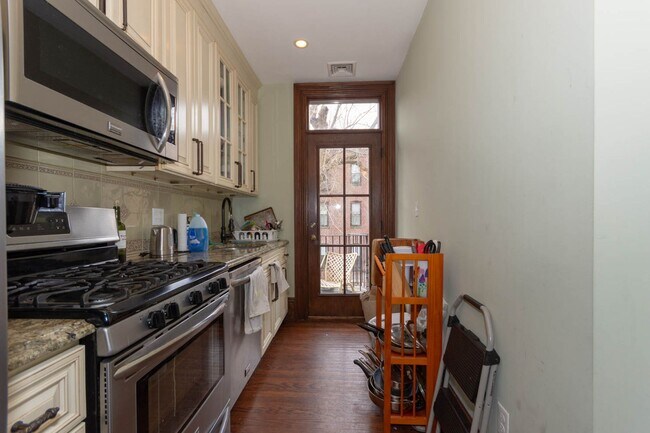 Foto del edificio - UPDATED MISSION HILL 4 BED/2 BATH RIGHT BY E LINE FOR 9/1   ~ CENTRAL AIR