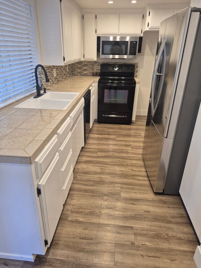 Building Photo - 3 Bedroom 2.5 Bath Carmichael Condo