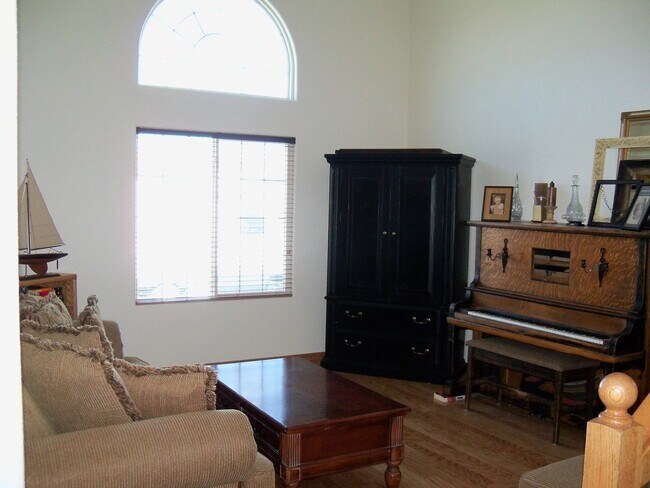 Foto del edificio - 4 BED | 3 BATH | TRI-LEVEL | DOUBLE GARAGE...