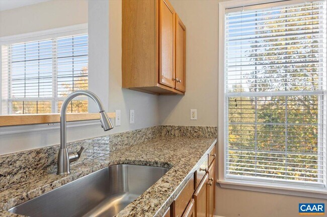 Foto del edificio - 270 Riverbend Dr