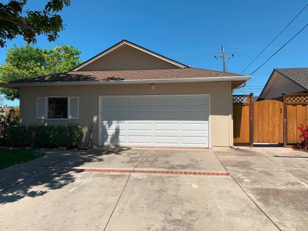 Building Photo - 2409 Fordham Dr