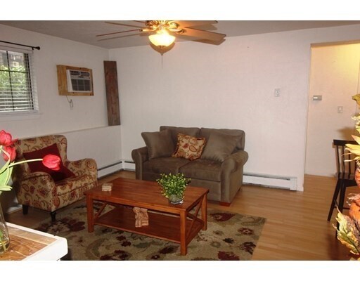 Foto del edificio - 19 Erick Rd