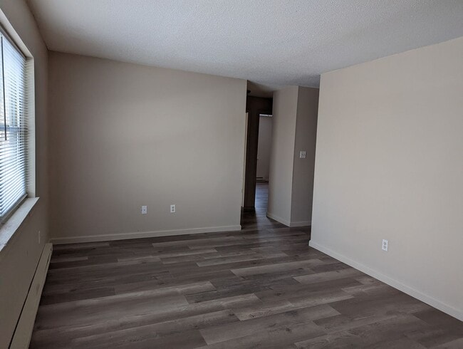 Building Photo - Main Level Renovated 2 Bedroom Apartment