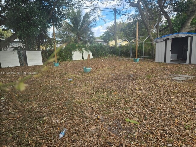 Building Photo - 1645 Lauderdale Manor Dr