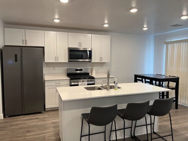 Building Photo - Beautifully Furnished 4 bedroom 2.5 Bath!
