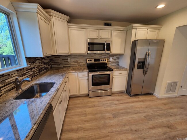 Building Photo - 30 W Pond Ct
