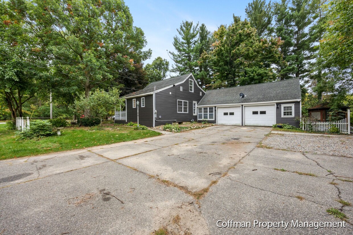 Foto principal - NE Grand Rapids Remodeled Home