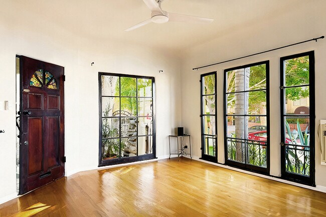 01-Sala de estar - 632 N Sycamore Ave