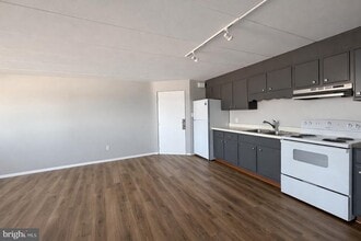 Building Photo - 403 N Newberry St