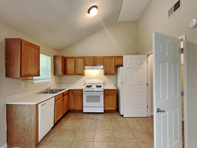 Foto del edificio - $1,695 OFF! Lovely 3 Bedroom! Located in F...