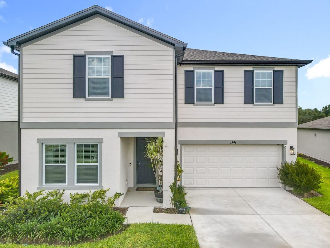 Foto principal - Spacious 5-Bedroom Home in Sterling Pointe...