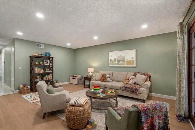 Building Photo - Spacious 3BR Retreat in the Heart of Cherokee Point