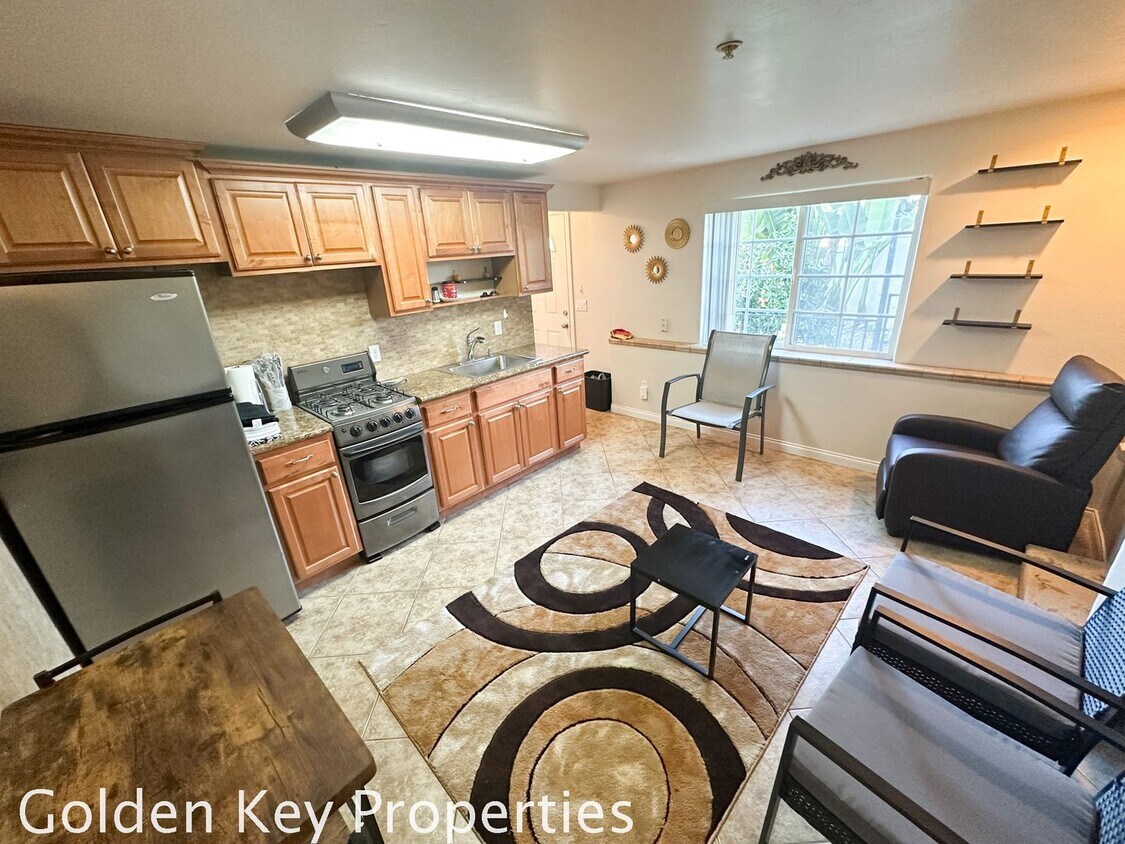 Foto principal - Spacious attached FURNISHED studio on priv...