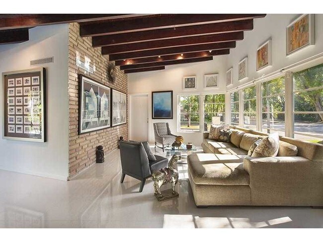 Foto del edificio - 5800 NE 6th Ct